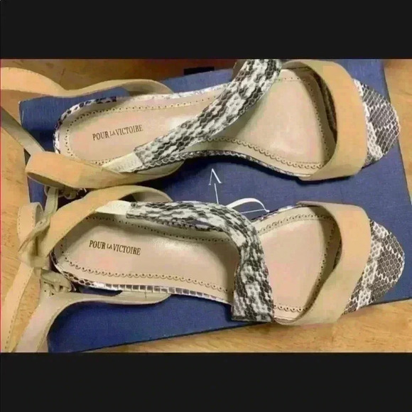 Pour la Victoire tan and snakeskin low heels - Picture 3 of 3